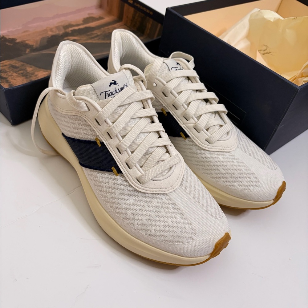 NWT - Tracksmith Eliot Runner 🔥👟 Size W6.5 or M5 - ivory/navy